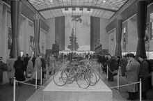 Präsentation von Fahrrädern in der Ausstellungshalle der UdSSR. (Frühjahrsmesse 1956)