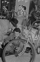 "Messebesucher vor einem Fahrrad in der tschechoslowakischen Ausstellungshalle." (Frühjahrsmesse 1956)