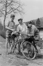 "Drei junge Radfahrer studieren die Landkarte." (1956)