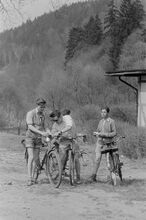 "Vier junge Radfahrer." (1956)