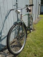 Das Steuerkopfschild aus Aluminium wurde bereits durch ein Abziehbild ersetzt, der Rest des Dekors (Weltmeisterringe und Strahlenkopf) ist noch wie in den Jahren zuvor.