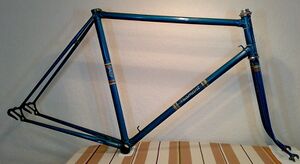 Aufarbeitung mit eindeutigem Bezug zu den Diamant-Rennrädern der späten 50er Jahre. Basis ist ein Mod.-67-Rahmen, der mit einer Rundscheidengabel vom Modell 167 modernisiert wurde. (beide Teile vrmtl. in den 50ern neulackiert und mit zeittypischem Dekor versehen)