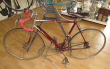 In den 1950er Jahren aufgearbeitetes Diamant Modell 67; Farbwahl und Strahlenkopf entsprechen dem originalen Diamant-Stil Mitte der 50er Jahre, unterstützt wird das durch Verwendung originaler Abziehbilder; zahlreiche bekannte Exemplare (auch markenfremde Fahrräder) mit Original-Diamant-Steuerkopfschildern und EDS-Schildern (EDS = Elite Diamant Sigmar-Schönau war vor 1945 eine preiswerte Marke der Elite-Diamant-Werke).