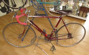 In den 50er Jahren aufgearbeitetes Diamant Modell 67; Farbwahl und Strahlenkopf entsprechen dem originalen Diamant-Stil Mitte der 50er Jahre, unterstützt wird das durch Verwendung originaler Abziehbilder; zahlreiche bekannte Exemplare (auch markenfremde Fahrräder) mit Original-Diamant-Steuerkopfschildern und EDS-Schildern