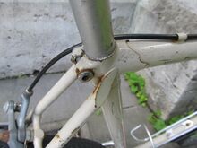 Sitzmuffe wie beim Modell 35 707, aber mit modernem Klemmbolzen von Campagnolo; elegante Abschlussspitzen der Sitzstreben und rechts im Bild der nun oben auf dem Oberrohr verlegte Bremszug; die Einschnürung des Sitzrohrs und der Sattelstützen-∅ von 24mm blieben wegen der alten Muffe erhalten