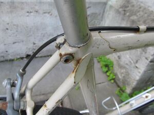 Sitzmuffe wie beim Modell 35 707, aber mit modernem Klemmbolzen von Campagnolo; elegante Abschlussspitzen der Sitzstreben und rechts im Bild der nun oben auf dem Oberrohr verlegte Bremszug; die Einschnürung des Sitzrohrs und der Sattelstützendurch- messer von 24mm blieben wegen der alten Muffe erhalten