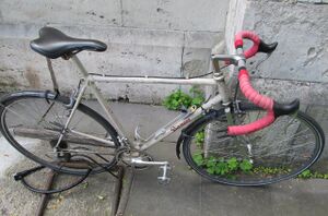 Modell Rubin (Baujahr Ende 1989) mit vrmtl. veränderter Ausstattung: Shimano 600 Bremsen und Schaltung Shimano-Laufradsatz Gipiemme Kurbelset und Pedalen (vrmtl. original) 3ttt-Vorbau und -Lenker