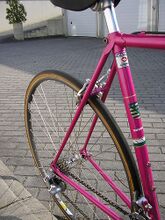 Am Rahmen findet sich eine eindeutige Kennzeichnung des Rohrmaterials (Columbus Cromor), sowie das Wappen und die Landesflagge Sachsens.