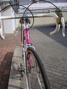 ==============================================] der Lenker (Diamant), die Bremsen samt Bremsgriffen (Rasant Type 700) sowie die Schlauchreifen (Pneumant) wurden vermutlich aus Altbeständen genommen