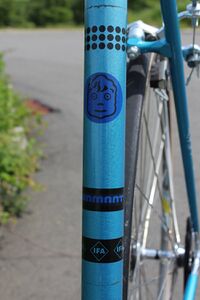 ==============================================] Das Dekor am Sitzrohr trägt den neuen Diamant-Schriftzug (Blockbuchstaben), der in den Folgejahren den klassischen Schriftzug verdrängte.