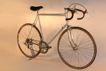 Ausstattung wie beim vorangegangenen Exemplar