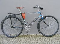 Referenz-Fahrrad (?) [================================ Diamant-Tourenrad Modell EH, Baujahr 1951. Bis auf die Bereifung und das Beleuchtungskabel vollständig original erhalten.