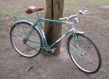 Bei diesem 1970 gebauten Sportrad sind die Mifa-Aufkleber an den Gabelscheiden auffällig. Frühe Sporträder aus Sangerhausener Fertigung besitzen häufiger diese eigentlich widersprüchliche Kombination aus Diamant- und Mifa-Rahmendekor.
