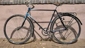 Diamant-Fahrrad aus den 30er Jahren, vrmtl. Anfang der 50er Jahre neu lackiert.