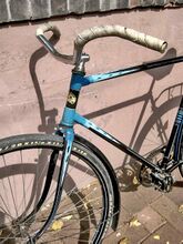 Gut erkennbar ist der Strahlenkopf, der das bekannte Diamant-Dekor imitierte.