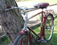 Noch 1962 wurden die Herrenräder ohne Kettenschutz ausgeliefert. Den Seitenständer gab es nur als Zubehörteil, er wurde aber häufig nachträglich an Fahrrädern angebracht.