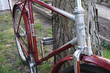 Die Strahlenkopflackierung, das Steuerkopfschild sowie das Rahmendekor behielt man bei den Tourensporträdern noch bis 1964 bei. In der Farbe Rot ist diese Ausführung heute noch recht häufig zu finden.
