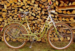 Dieses Fahrrad aus dem Jahre 1974 besitzt eine eher seltene Lackierung in einem olivgrünen Farbton.