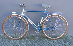 ================================================ Die letzten Luxus-Sporträder besaßen bereits verchromte Gepäckträger.