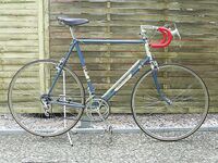 Rennräder wie das abgebildete aus dem Jahre 1964 waren dann optisch leicht überarbeitet. Der Steuerkopfbereich war nun weiß abgesetzt, auch das Rahmendekor war neu.