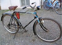 Modell EH aus dem Jahre 1949 mit seltenen Leichtmetallfelgen, verbaut ist zudem eine westdeutsche F&S-Kettenschaltung. Dieses Rad hat noch das alte (Vorkriegs-)Schutzblechprofil und die entsprechende Linierung.