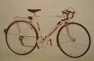 Diese Abbildung aus den späten 1980er-Jahren zeigt ein Modell 35 721 im "Rennsportrad-Look" und mit besonderen Details wie chromfarbener Gabel und einem offenbar neuentwickelten Sattel. Ebenso gab es dieses Fahrrad auch im einfacheren "Sportrad-Look", also mit Sportlenker und einfacheren Pedalen.