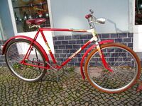 Dieses Tourensportrad besitzt das nur von 1964-1966 verwendeten Rahmendekor. Der Sattel des abgebildeten Fahrrads ist nicht original, zudem fehlen der Gepäckträger und die Pedalen.