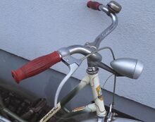 Bei den Lenkergriffen handelt es sich um eine offenbar nur kurzzeitig verwendete Ausführung, spätestens 1965 wurden die Fahrräder mit den hellgrauen Griffen ausgestattet.
