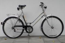 Ein original erhaltenes Exemplar von 1984. Es fehlt das Kleidernetz. Reifen vorn und linker Bremshebel nicht original.