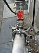 Die Rahmenhöhe beträgt 50 cm. Ausstattung mit Seitenzugbremsen, Schutzblechen, Beleuchtung und 35 mm breiten, cremefarbenen Drahtreifen von Pneumant.