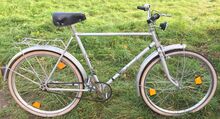 Ein Fahrrad Marke Diadem von Diamant aus dem Jahr 1981. Es fehlt der Kettenschutz, Scheinwerfer nicht original. Gumwall-Reifen von Pneumant.