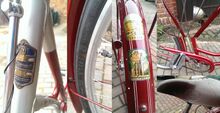 Details des links nebenstehend Fahrrads. Die bereits breiten Felgen und 47 mm breite Bereifung sind wahrscheinlich original.