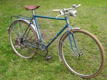 Das Fahrrad befindet sich im Originalzustand, wobei die Werkzeugtasche fehlt. Nicht sicher ist, ob die hellen Gummigriffe werksseitig verbaut wurden.