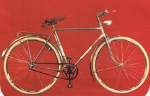 Mifa Modell 201 (1973) Im 1973er Mifa-Katalog entspricht das Modell 201 konstruktiv noch dem bisherigen Sportrad von Diamant, unter anderem Rundscheidengabel mit schlankem Gabelkopf.