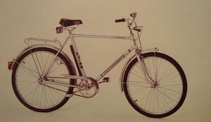 Letzte Ausführung des Tourensportrads aus den späten 1980er-Jahren mit Chromfolienaufklebern. Zu dieser Zeit auch nur noch mit einem Sattel aus PUR-Schaumstoff