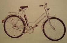 Katalogabbildung von 1987, die das Fahrrad mit neuem Kettenblatt, PUR-Sattel und neuem Rücklicht zeigt.