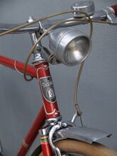 Die Beleuchtungskomponenten sind komplett von BALACO: Scheinwerfer Modell 61 (Leichtmetall-Variante, noch auf 1961 datiert); Rücklicht "großes Haus" (noch auf 1961 datiert); Dynamo Modell 1955 (wurde ergänzt). Beleuchtungskabel noch mit großem Querschnitt.