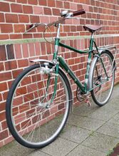 Ähnlich wie die Sporträder von 1955, besitzt dieses Fahrrad offenbar eine Lasur-Lackierung und einen silberfarbenen Gepäckträger. Auch das Farbschema am Sattelrohr ist offenbar an die Zeit um 1955 angelehnt.