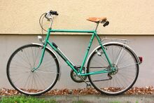 Das Fahrrad scheint noch aus der ersten Jahreshälfte 1990 zu stammen, denn die Anbauteile unterscheiden sich nicht von früheren Exemplaren. Rahmendekor nachlässig (schief und wellig) angebracht. Schief ist auch der Gepäckträger, der nicht an die veränderte Rahmengeometrie angepasst wurde.