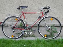 Es besitzt die in den Prospekten gezeigte vollverchromte Gabel, die es sonst nur an Bahnrennrädern gab. Als Sattel wurde, anders als im Prospekt gezeigt, der bekannte Leder-Rennsattel verwendet (hier noch schwarz lackiert).