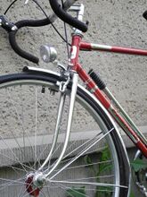 Detailansicht der verchromten Rundscheidengabel. Erkennbar sind auch die Achsmuttern, die in dieser Form nur an diesem Fahrradmodell verwendet wurden.