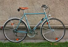 Eine weitere Farbvariante in hellblau-metallic. Das Fahrrad (Baujahr 1990, Rh 58 cm) wurde kaum gefahren und befindet sich in vollständigem Originalzustand (mit Rennrad-Klingel). Auch hier mit Naben von Maillard.