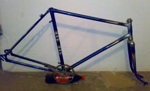 Bei diesem ebenfalls von Lindenkreuz aufgearbeiteten Diamant-Tourensportrahmen findet sich das gleiche Dekor wie bei vorstehendem Rad. Es gibt aber auch verschiedene andere Varianten. Die Firma hatte demnach mehrere Lackierungsschemen, aus denen der Kunde wählen konnte.