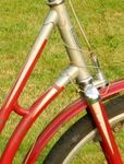 Zeitraum: 1960-1964 Zu finden an: Tourenrädern und Tourensporträdern Beschreibung: Strahlenkopf (einfacher Strahl an der Gabel; silber ohne schwarzen Spitzen)