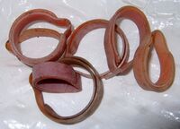 Zeitraum: 50er Jahre Bemerkungen: Zubehör für die Dreigang-Kettenschaltung: Klemmschellen zur Befestigung des Schaltzuges am Rahmen. Material: vrmtl. PVC-Kunststoff