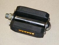 Gummiblockpedale mit Reflektoren Zeitraum: 195? - 19?? Hersteller: ?? Verwendung: Tourenräder von Diamant, Mifa, Möve, Simson Material: Stahl (verchromt), Gummi, Glas Bemerkungen: aufgepresste Staubkappe, geprägt mit "Made in Germany" und Betriebsnummer. Im Wesentlichen identisch mit den rechts nebenstehenden Pedalen von Simson, jedoch ca. 2 mm breiter.