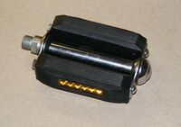 Gummiblockpedale mit Reflektoren Zeitraum: 195? - 19?? Hersteller: Simson Verwendung: Tourenräder von Diamant, Mifa, Möve, Simson Material: Stahl (verchromt), Gummi, Glas Bemerkungen: aufgepresste Staubkappe