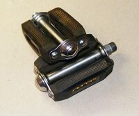 Gummiblockpedale mit Reflektoren Zeitraum: 195? - 19?? Hersteller: ?? Verwendung: Tourenräder von Diamant, Mifa, Möve, Simson Material: Stahl (verchromt), Gummi, Glas Bemerkungen: aufgepresste Staubkappe, ohne jede Herstellerkennzeichnung