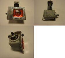 El-Me-Kontrolllampe Zeitraum: mind. 1956 bis 1958 Verwendung: Zubehör Material: Stahlblech, Glas Bemerkungen: zur Montage am Lenker