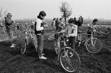 "Erfurt 01.04.1988. - Die Klasse einer Schule im Bezirk Erfurt besucht bei einem Pioniernachmittag mit dem Fahrrad die Patenbrigade in einer Landwirtschaftlichen Produktionsgesnossenschaft (LPG). Auf dem Feld wird eine Pause / Rast gemacht." (1)